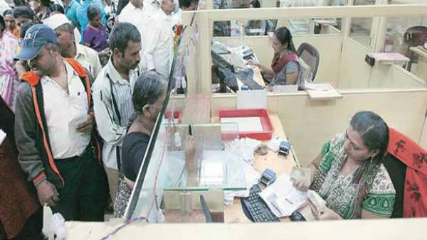 కరెన్సీతో కరోనా వస్తుందేమో అని భయపడుతున్న బ్యాంక్ సిబ్బంది కరెన్సీతో కరోనా వస్తుందేమో అని భయపడుతున్న బ్యాంక్ సిబ్బంది