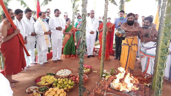 కొండ పోచమ్మ రిజర్వాయర్ ప్రారంభం వేళ యాగాలలో పాల్గొంటున్న కేసీఆర్ దంపతులు