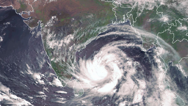 ఉవ్వెత్తున ఎగుస్తున్న అలలు..