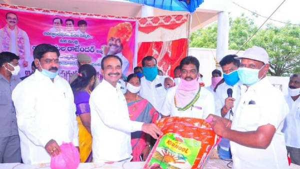 గుంపులుగా ఫోటోలు దిగడం, ప్రచార ఆర్భాటాలు కోసం వెంపర్లాడటం