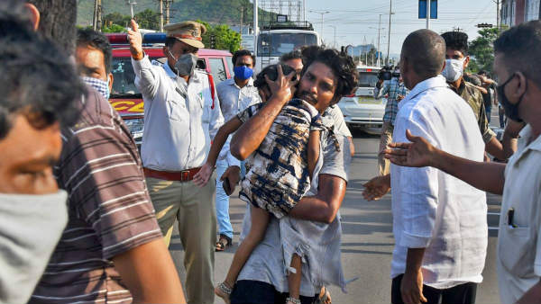  ఇంకా కోలుకోని విశాఖ గ్యాస్ లీక్ దుర్ఘటన బాధితులు 