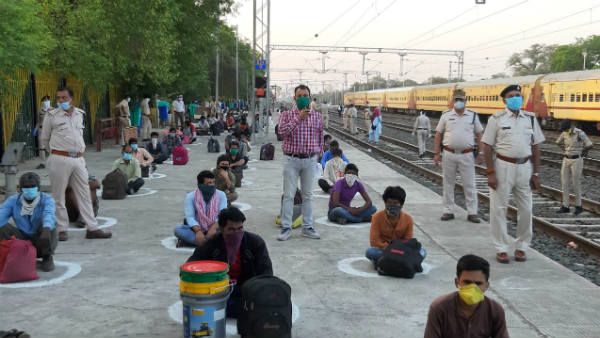  తరలింపుపై స్పందించని అధికారులు .. తీవ్ర ఆవేదనలో కూలీలు 