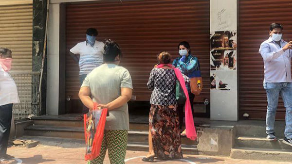 స్వీయ నియంత్రణ పట్ల అలసత్వం... గుంపులు గుంపులుగా రోడ్ల మీదకు వస్తున్న జనం.. 