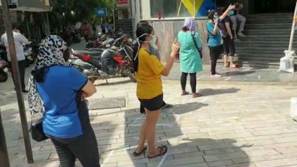 హైదరాబాద్ మెట్రో నగరంలో చాలా చోట్ల మహిళల క్యూ లైన్లు .. మద్యం కొనుగోళ్ళు హైదరాబాద్ మెట్రో నగరంలో చాలా చోట్ల మహిళల క్యూ లైన్లు .. మద్యం కొనుగోళ్ళు