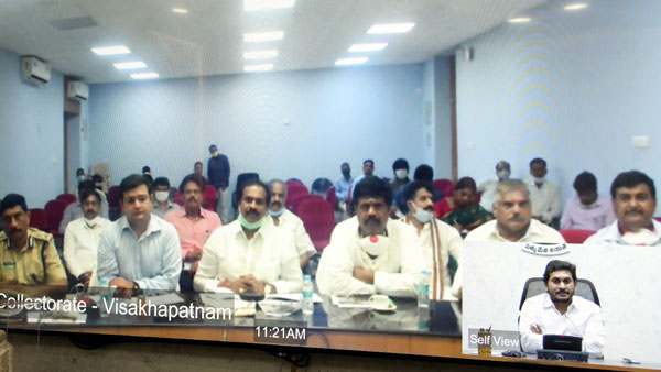 విశాఖలో మృతుల కుటుంబాలకు కోటి రూపాయల చెక్కులు అందించిన మంత్రులు