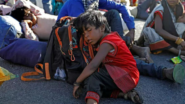  కుమారుడి మరణం .. అయినా వెళ్ళలేని దుర్భర జీవితం .. ఇది వలస కార్మిక జీవితం 