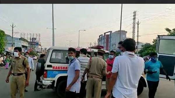 గ్రామాన్ని విడిచిన 15 కుటుంబాలు.. 