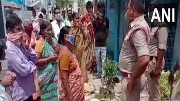 మహిళల నిరసనలు.. మహిళల నిరసనలు..
