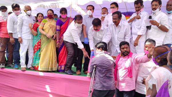 నిత్యావసర సరుకుల పంపిణీలో సామాజిక దూరం పాటించలేదని వరంగల్ తూర్పు ఎమ్మెల్యేపై కేసు