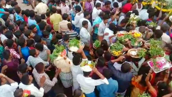 వందలాది మందితో.. వందలాది మందితో..