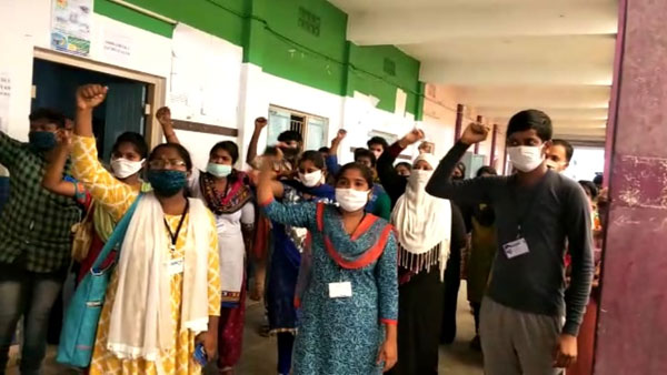 locals attack two women volunteers for not getting ration in vijayawada