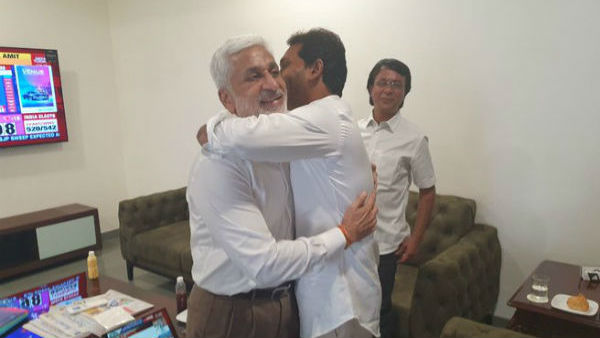 తెరపైకి వచ్చిన విభేదాలు.. సాయిరెడ్డికి ప్రాదాన్యత తగ్గించిన ఏపి సీఎం.. 