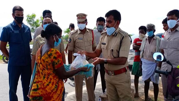 వ్యవసాయ కూలీలతో కలిసి వారి నాట్లేసిన ఎస్పీ