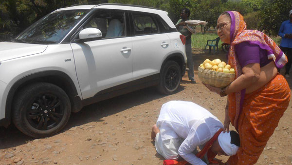 తల్లికి పండ్లు అందించి ఆశీర్వాదం తీసుకున్న రైతు .. యాపిల్ తోటను పరిశీలించిన మంత్రి