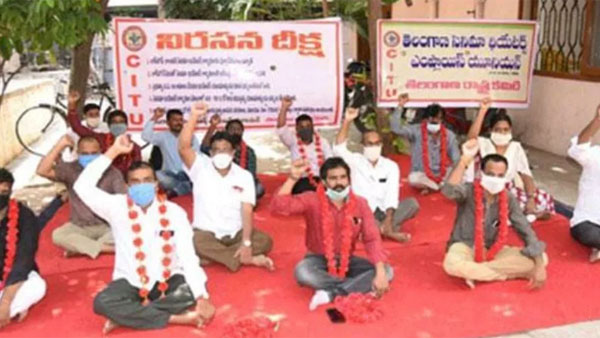 ఆందోళన బాట పట్టిన థియేటర్లలో పని చేసే సిబ్బంది , కార్మికులు