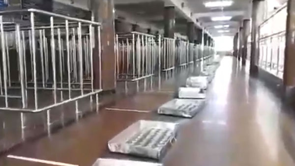 కంపార్ట్‌మెంట్లకు తాళాలు..