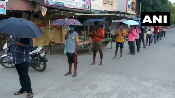 గొడుగులతో వస్తేనే.. గొడుగులతో వస్తేనే..