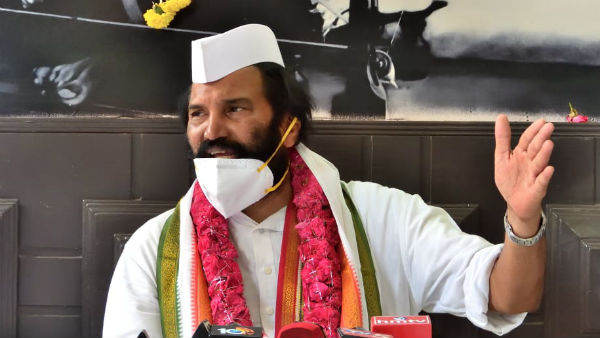 గాంధీ భవన్ లో రైతు సంక్షేమ దీక్ష చేసిన ఉత్తమ్ కుమార్ రెడ్డి గాంధీ భవన్ లో రైతు సంక్షేమ దీక్ష చేసిన ఉత్తమ్ కుమార్ రెడ్డి