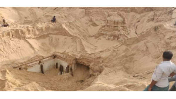 ఇసుక మేటల్లో కూరుకుపోయిన ఆలయం..