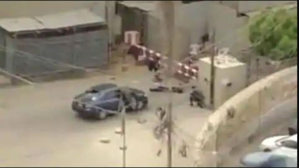 కరోలా కారులో రావడంతో..