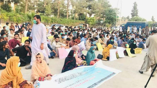 రోడ్డెక్కిన విద్యార్థులు..