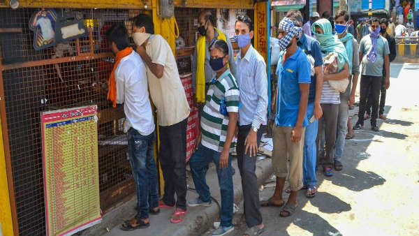  లాక్‌డౌన్‌ ఆంక్షలను లెక్క చేయని మందు బాబులు.. వైన్ షాపుల ముందు గుంపులే గుంపులు.. 