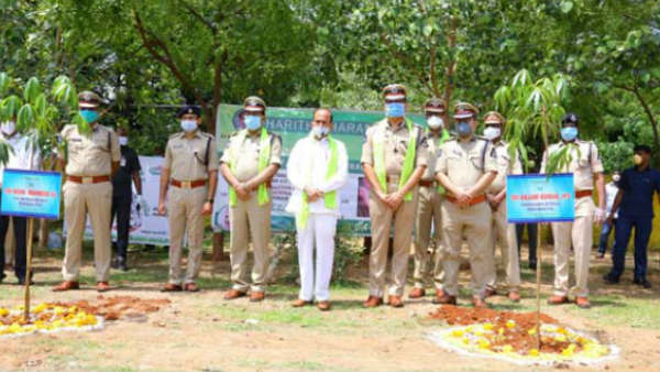 మంత్రితో కలిసి హరితహారంలో పాల్గొన్న పోలీస్ ఉన్నతాధికారులు