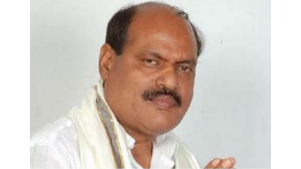 స్వయంగా డ్రైవ్ చేసుకుంటూ..