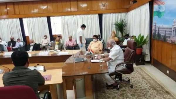 కరోనాతో రాజకీయాలు వద్దు