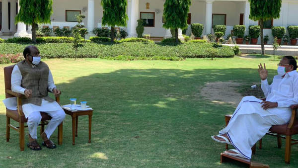 ఆన్లైన్కే మొగ్గు చూపుతున్నవెంకయ్య, ఓంబిర్లా ఆన్లైన్కే మొగ్గు చూపుతున్నవెంకయ్య, ఓంబిర్లా