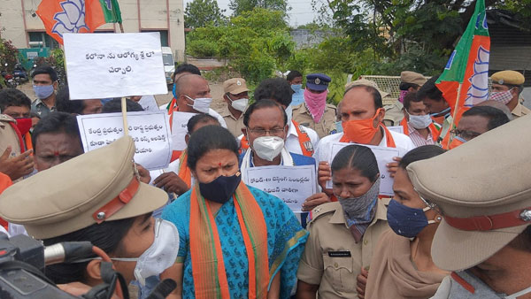 కరోనా విషయంలో ప్రభుత్వ వైఖరి మారాలని నిరసనలు