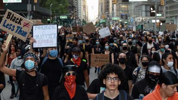 ఈ రోజుల్లో వర్ణ వివక్షఏంటిరా..? ఈ రోజుల్లో వర్ణ వివక్షఏంటిరా..?