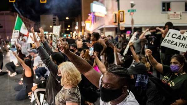 వర్ణ వివక్ష చెలరేగడంతో అదఃపాతాళారికి చేరిన అమెరికా.. వర్ణ వివక్ష చెలరేగడంతో అదఃపాతాళారికి చేరిన అమెరికా..