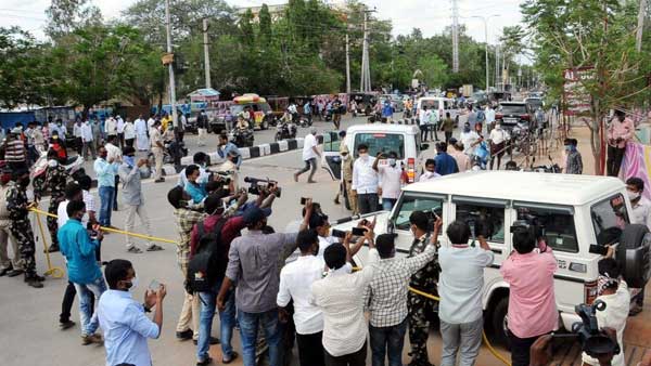  Arrested former TDP MLA JC Prabhakar Reddy, Asmith Reddy shifted to Kadapa Central Jail 