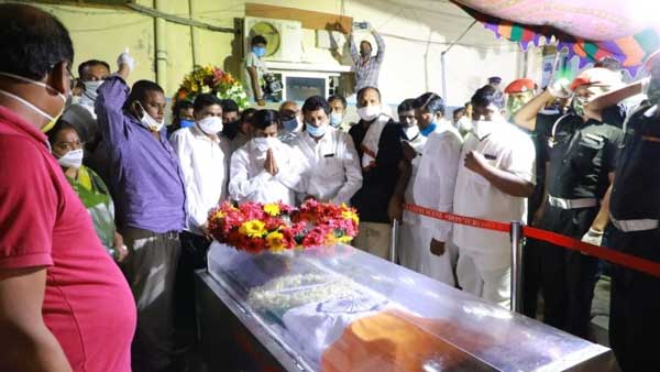 తలపై తీవ్రగాయం.. నీట ముంచి..