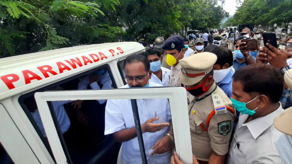 కోన తాతారావును అడ్డుకున్న పోలీసులు.. కోన తాతారావును అడ్డుకున్న పోలీసులు..