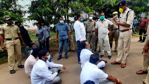 అరెస్టు.. పరవాడ పీఎస్కు తరలింపు.. అరెస్టు.. పరవాడ పీఎస్కు తరలింపు..