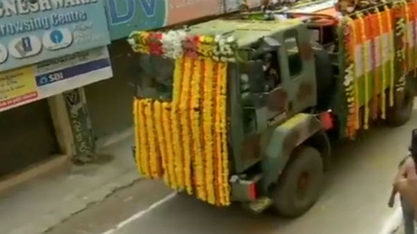 సంతోష్ పార్ధివ దేహానికి నివాళులర్పించిన ప్రముఖులు సంతోష్ పార్ధివ దేహానికి నివాళులర్పించిన ప్రముఖులు