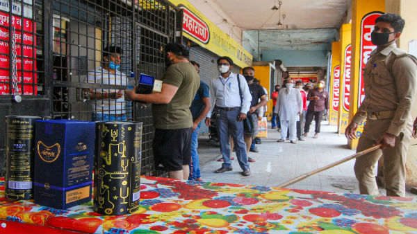 కరోనా స్పెషల్ ఫీజు రద్దు..