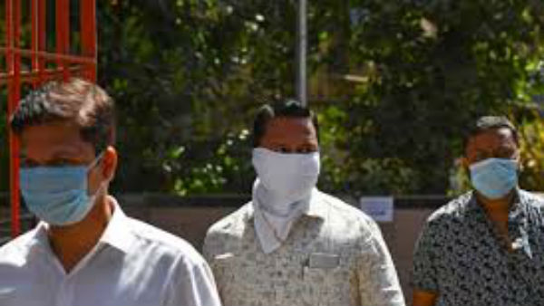  రూ. 10 మాస్క్ పెట్టుకోమంటే పాటుపడుతున్నారు