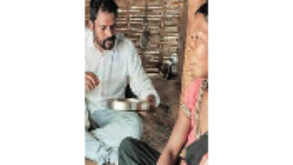 గిరిజనతండాలకు కాలినడకన వెళ్ళి నిత్యావసరాలు అందిస్తున్న ఎమ్మెల్యే 