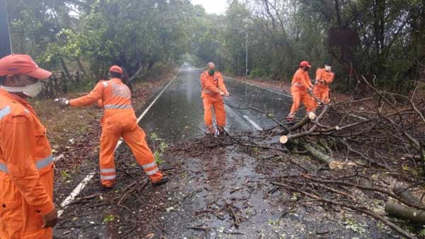 కరోనా విధుల్లో ఉన్న అధికారులు.. 