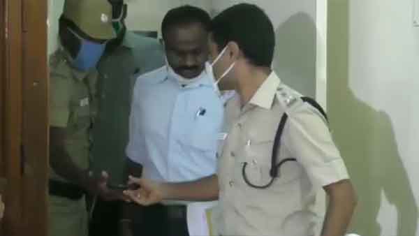 పోలీసులు ఎంట్రీ పోలీసులు ఎంట్రీ