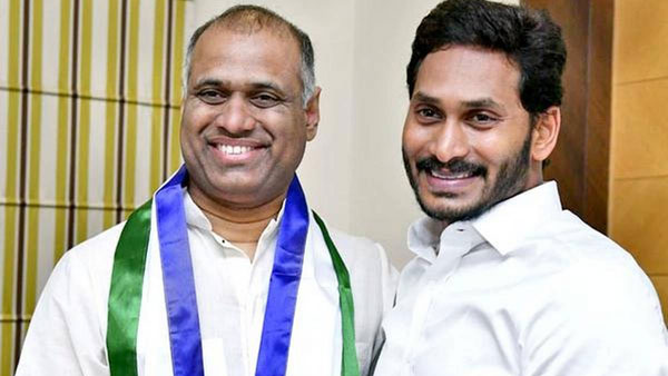 జగన్ ఎత్తుగడలకు ప్రశంసలు.. జగన్ ఎత్తుగడలకు ప్రశంసలు..