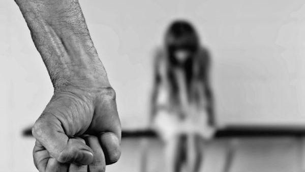 తల్లిదండ్రులు లేకపోవటంతో వ్యభిచార రొంపిలోకి దిగిన దివ్య