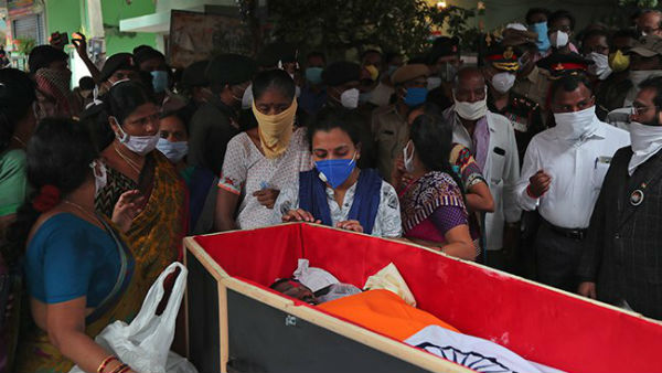 సూర్యాపేటలోని వ్యవసాయ క్షేత్రంలో సంతోష్ బాబు అంతిమ యాత్ర సూర్యాపేటలోని వ్యవసాయ క్షేత్రంలో సంతోష్ బాబు అంతిమ యాత్ర