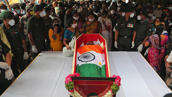 పార్ధివ దేహంపై పూలు చల్లి సూర్యాపేట వాసుల నివాళులు పార్ధివ దేహంపై పూలు చల్లి సూర్యాపేట వాసుల నివాళులు