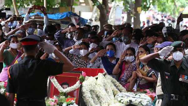 సైనికుల గౌరవ వందనం .. అంతిమ సంస్కారం సైనికుల గౌరవ వందనం .. అంతిమ సంస్కారం