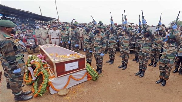 మాట్లాడుతుండగానే చైనా సైనికుడు ఒకడు.. మాట్లాడుతుండగానే చైనా సైనికుడు ఒకడు..