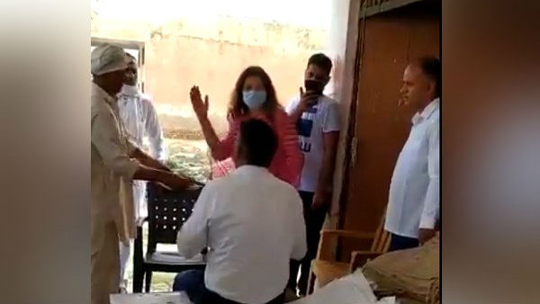 అధికారిపై చేయి చేసుకుని..